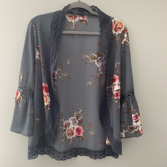 Sweaters - NWOT Gorgeous Gray Floral Kimono Cardigan